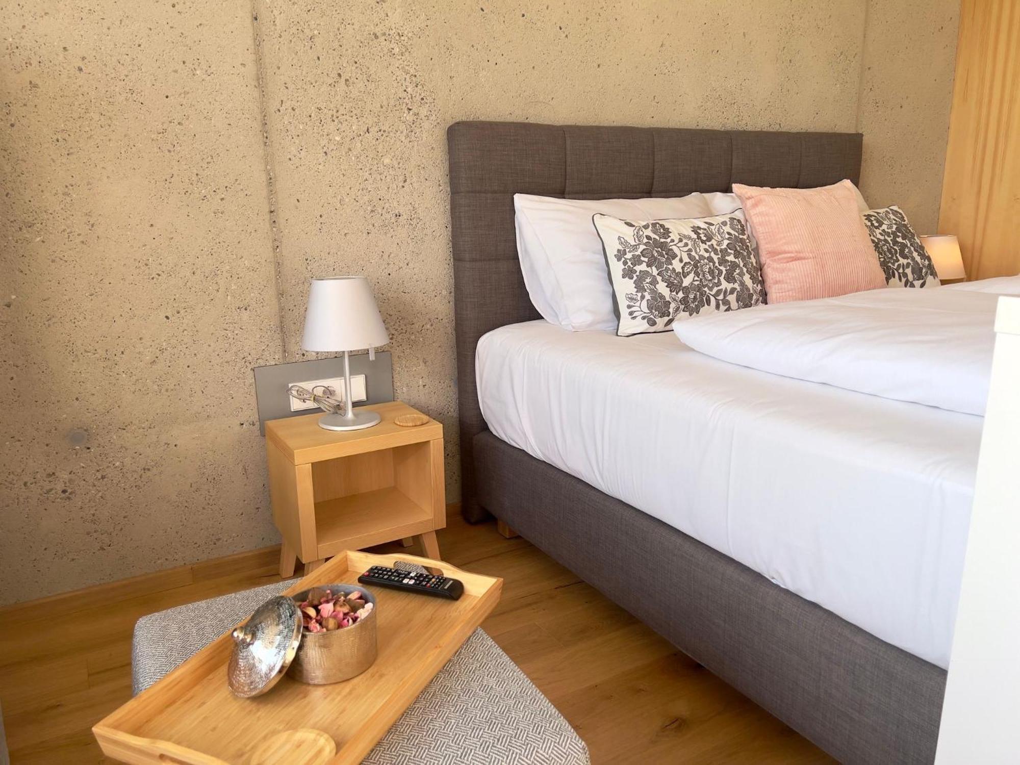 Hideaway An Der Weinstrasse - Pool & Sauna - Apartments Anderlage Spielfeld Zimmer foto
